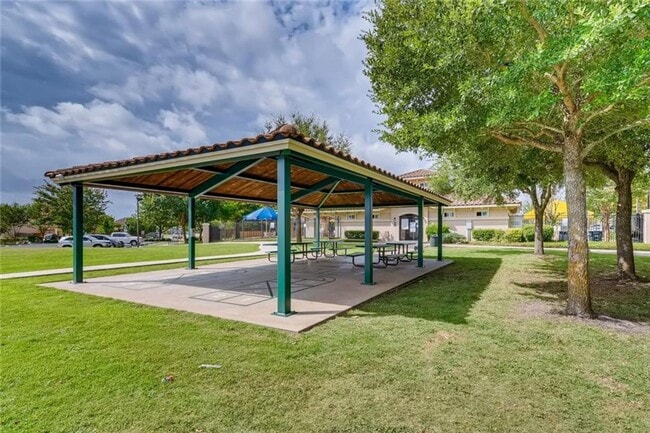 Building Photo - Large 4 Bedroom 3.5 Bath Now Avaliable