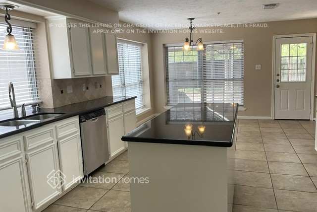 Building Photo - 2113 Pleasant Valley Dr