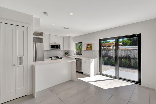 Building Photo - 2894 Florida Blvd