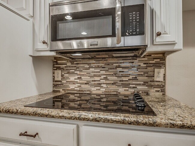Building Photo - Updated 4-Bedroom Home with Spacious Layou...