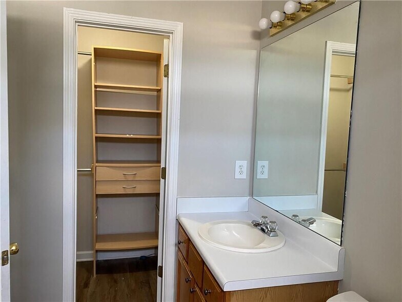 Building Photo - 736 Bedford