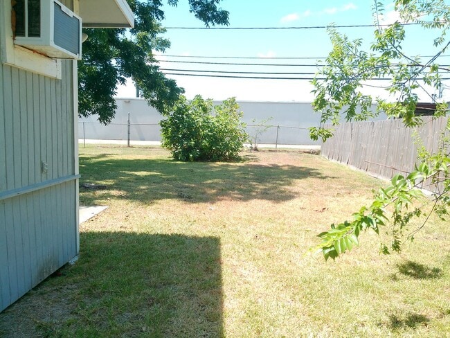 Building Photo - 2701 Nemec Unit 3 - 2/Bed 1/Bath - $1150/m...