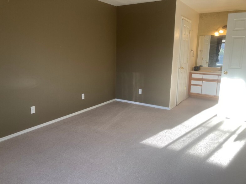 Building Photo - 2900 W Villard St