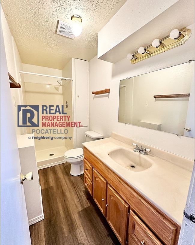 Building Photo - Spacious 4 Bed / 2 Bath Duplex | Garage + Split-Level Layout | Pet Negotiable