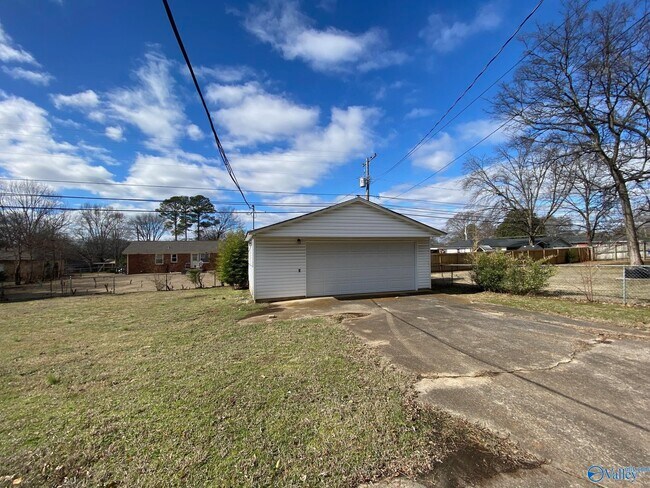 Building Photo - 6504 Whitesburg Dr