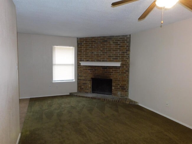Building Photo - 806 Country Aire Dr