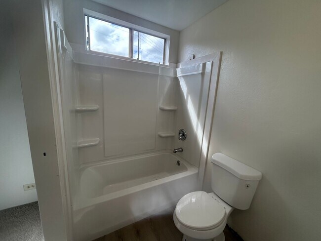 Building Photo - 3 Bedroom 2 Full Bath Townhouse in Upper M...