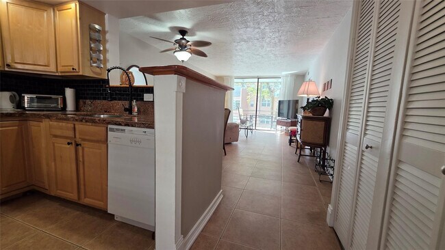 Building Photo - 2801 Somerset Dr