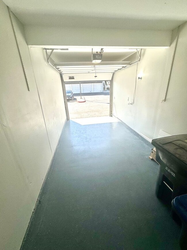 Building Photo - 2 Bedroom, Newly Renovated Beautiful Condo...