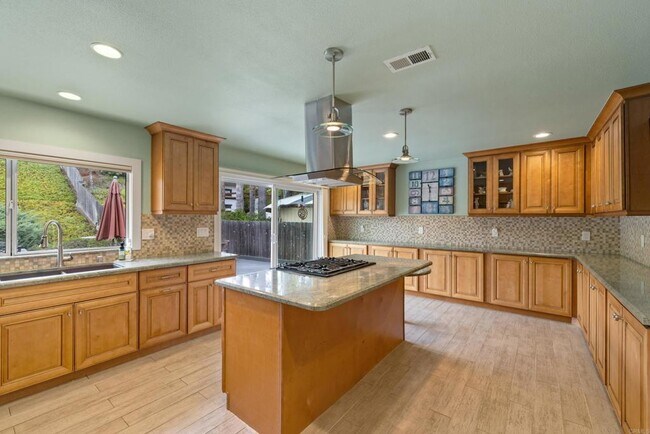 Building Photo - 4866 Park Dr