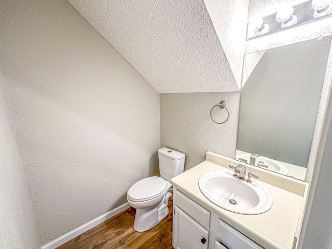 Building Photo - 2 Bedroom, 2.5 Bathroom Boardwalk Condo Near Baylor!