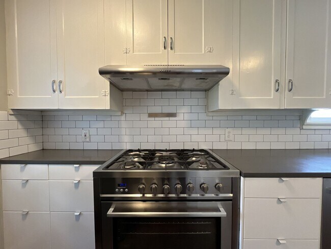 Building Photo - Stunning Rose City Park 5BD 2BA Home with Gas Fireplace Updated Finishes, Air Conditioning & Laun...