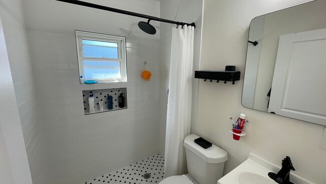 Building Photo - Unfurnished Annual Rental Available