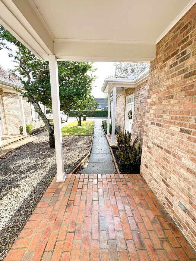 Building Photo - Uptown Rental: 2BR Duplex with Parking & Yard