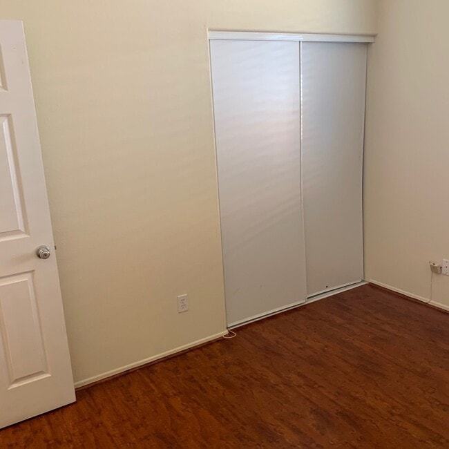 Building Photo - 4 BEDROOM VICTORVILLE HOME
