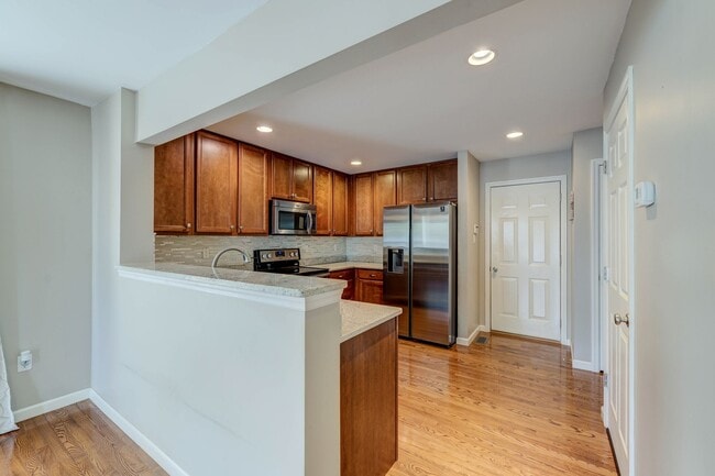Building Photo - Gorgeous Updated 3 Bed 2.5 Bath Home w/2 C...