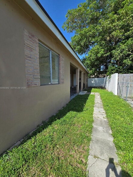 Building Photo - 724 SW 7th Ter
