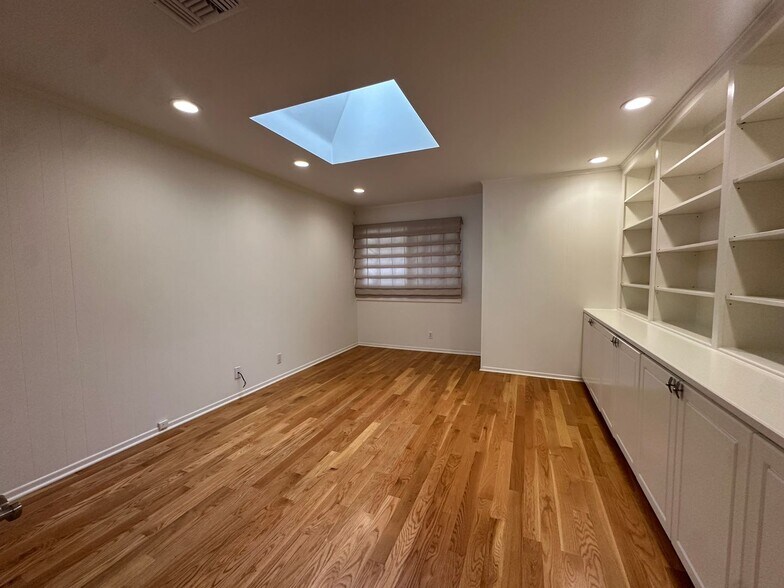 Building Photo - Rare Sherman Oaks Lease | 4beds + 3baths + Large Office in a tree lined street with a large yard,...