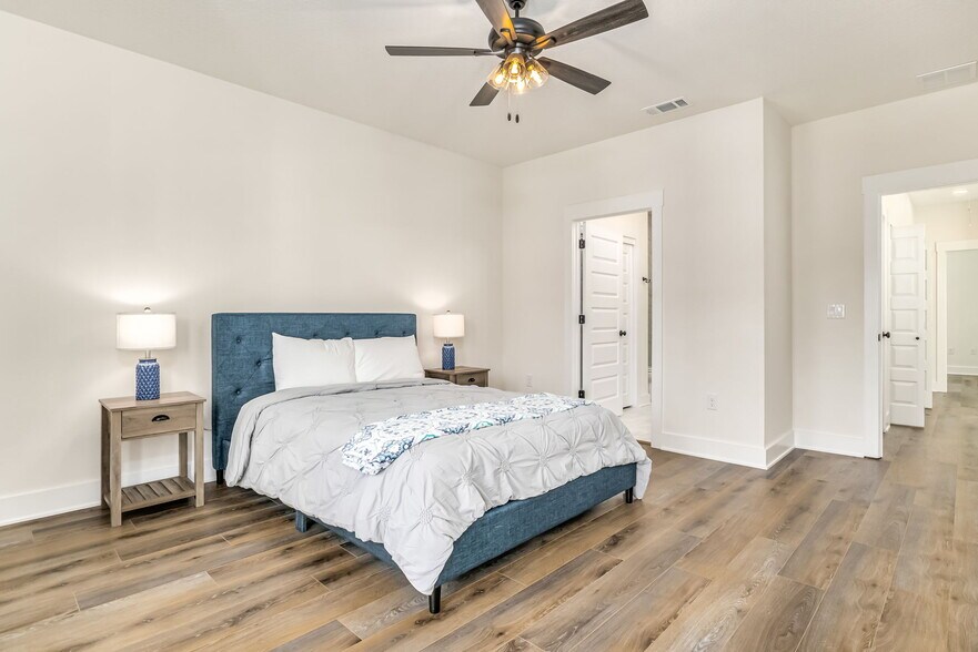 Building Photo - 536 N De Villiers St