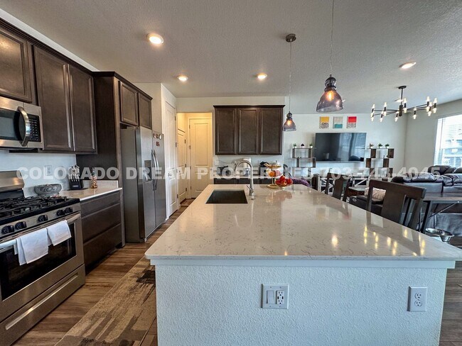 Building Photo - Luxurious fully-furnished home in Dove Vil...