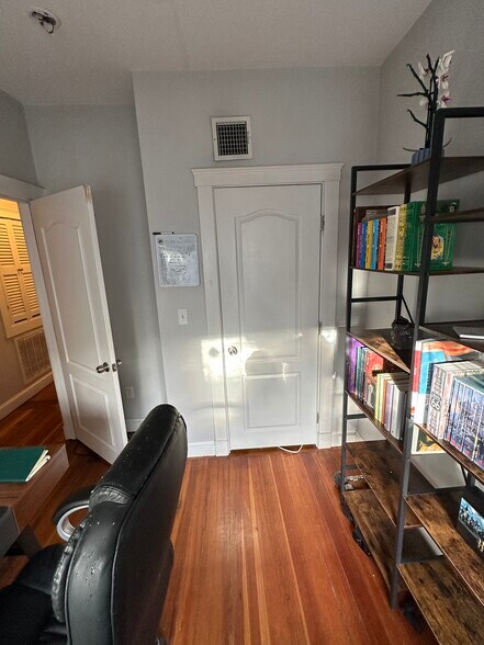 Building Photo - 194 Marion St