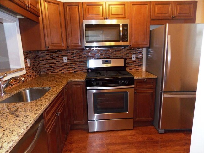 Building Photo - 71 Strawberry Hill Ave