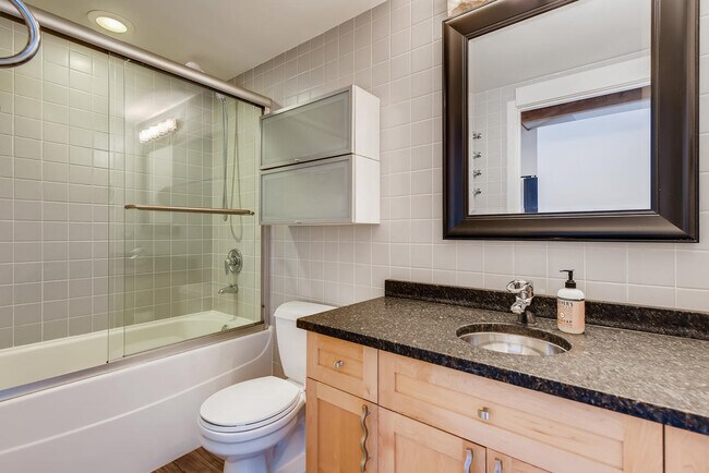 Building Photo - 333 S Desplaines St