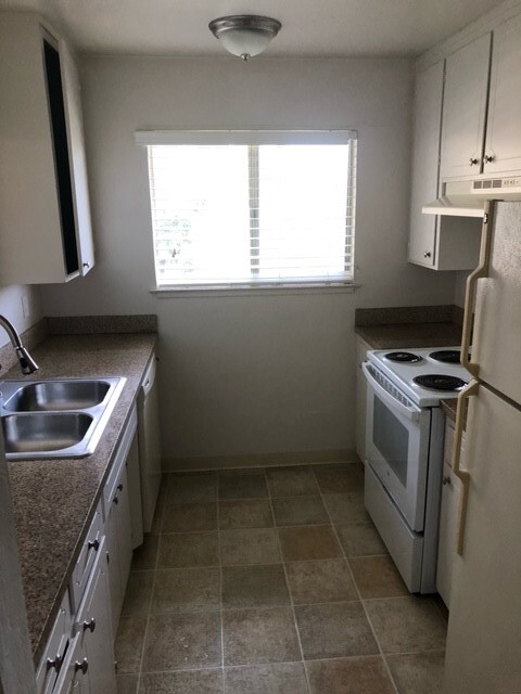 Kitchen w/dishwasher, stove range and refrigerator - 889 Alice St