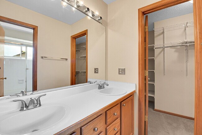 Building Photo - $3,050.00, 4 bed, 3 bath, located in Auror...