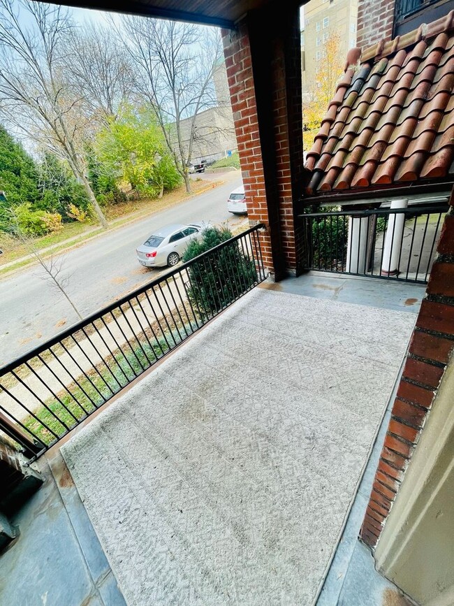 Building Photo - Renovated huge 2br/1ba in Shaw neighborhood,