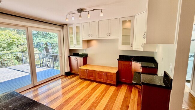 Building Photo - Spacious 4BR Bellevue Home with A/C, Office & Private Yard Near Microsoft