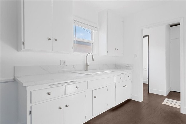 Building Photo - 107 S Aviation Blvd