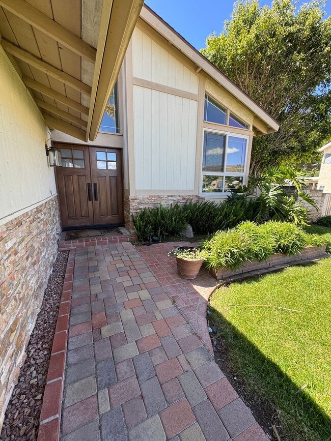 Building Photo - Light-Filled Home with Resort-Style Backyard in Thousand Oaks