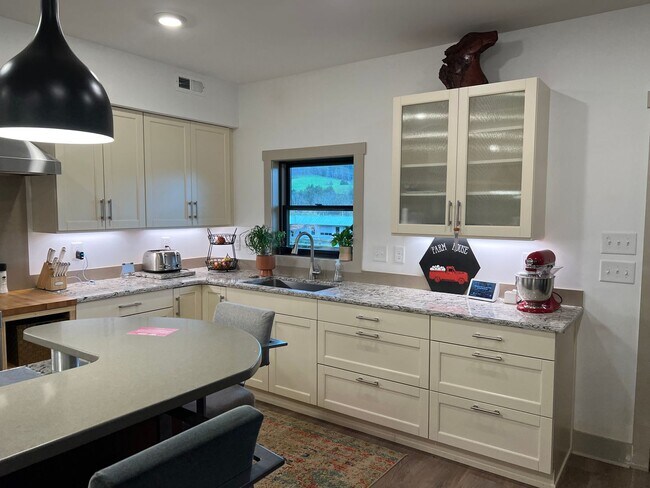 Building Photo - Home on Beautiful Farm and Vineyard Minutes From Town Of Blacksburg