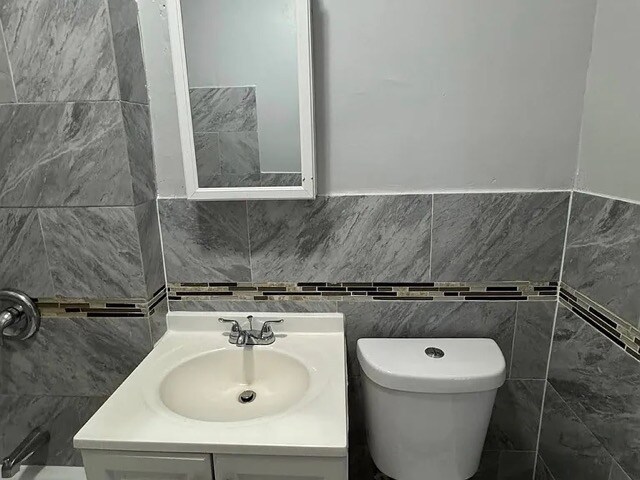 Building Photo - 418-418 Leslie St