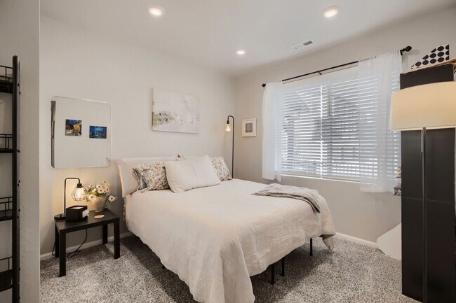Building Photo - Spacious 3-Bedroom Home with Modern Finishes in North Broomfield