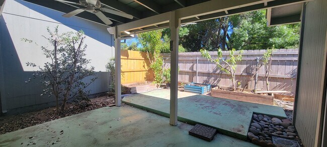 Building Photo - 2 Bedroom Condo Near Sacramento River Trail