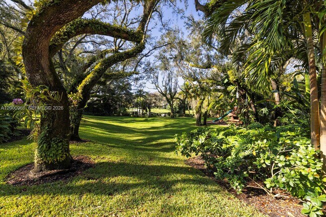 Building Photo - 10100 Lakeside Dr