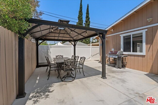 Building Photo - 6443 Matilija Ave
