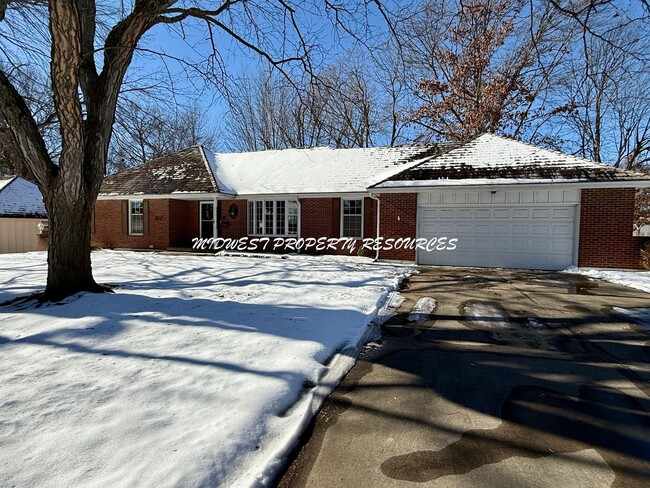 Building Photo - Charming Brick Ranch in Lee’s Summit