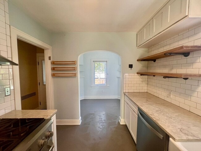 Building Photo - Updated 1920s 4BD