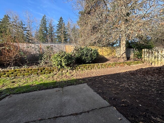 Building Photo - Located in a Desirable Area in Wilsonville 2 Bedroom Unit in a 4 Plex