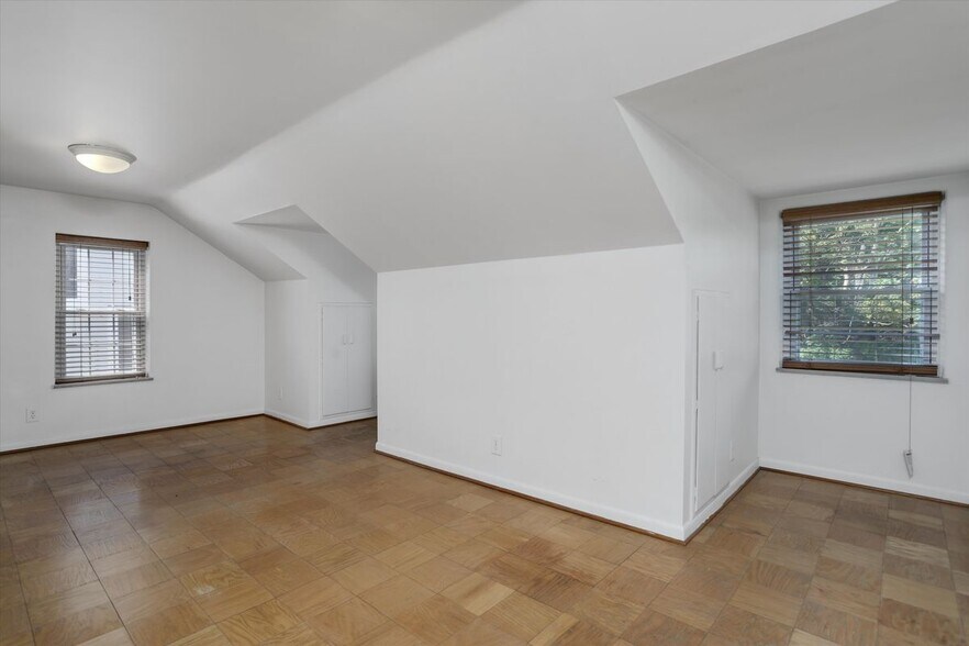Building Photo - 1600 N Altadena Ave