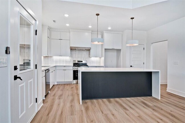 Building Photo - 4 Savidge Cir