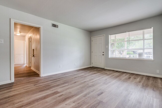 Building Photo - 10637 Dunaway Dr