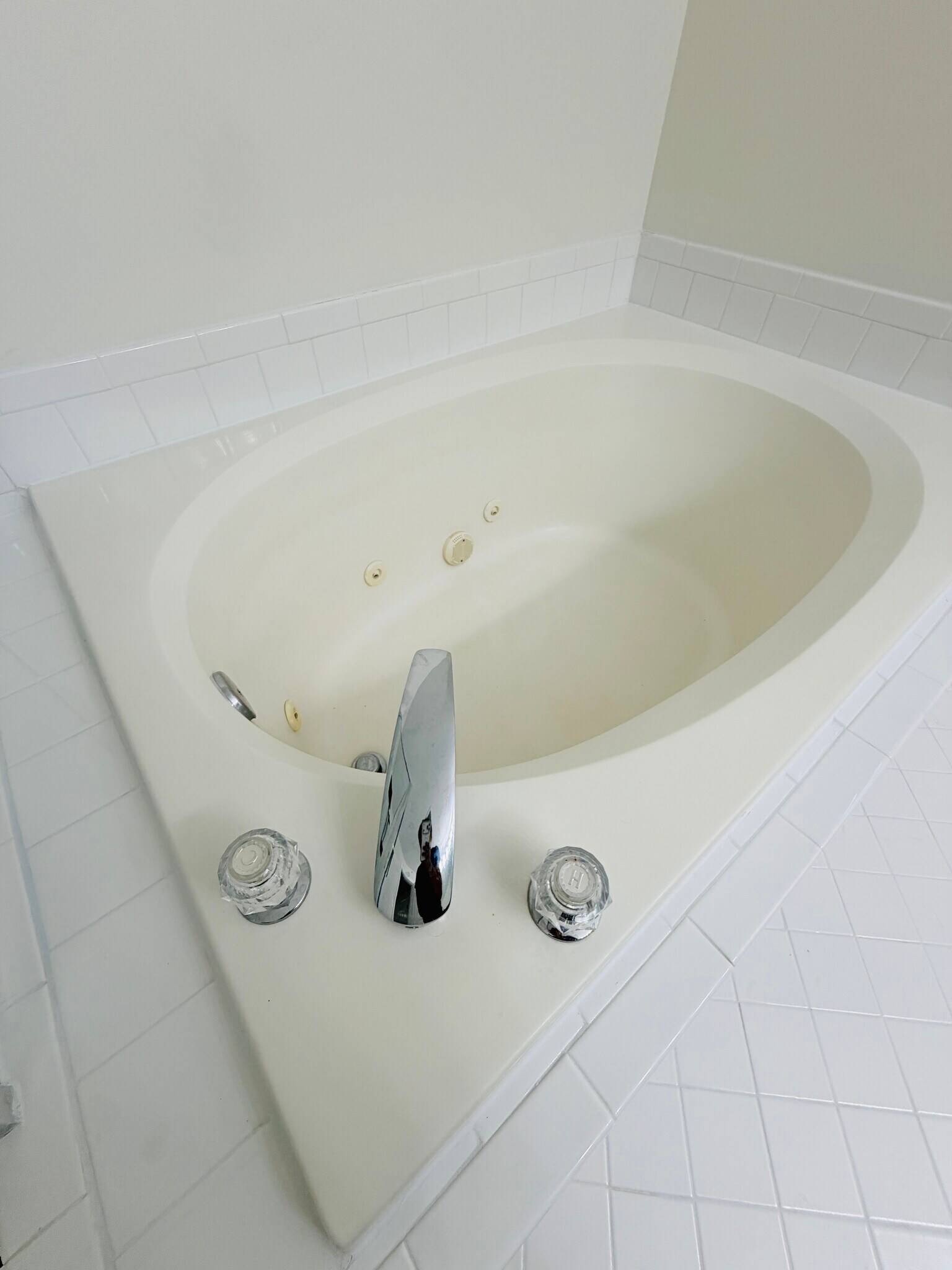 Jacuzzi - 5943 Roth Ct