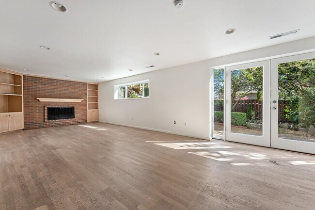 Building Photo - 4-Bedroom Luxury Home for Rent by Portland...