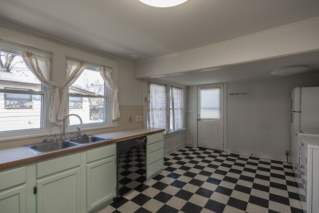 Building Photo - 2 Bedroom Stifft Station Cottage