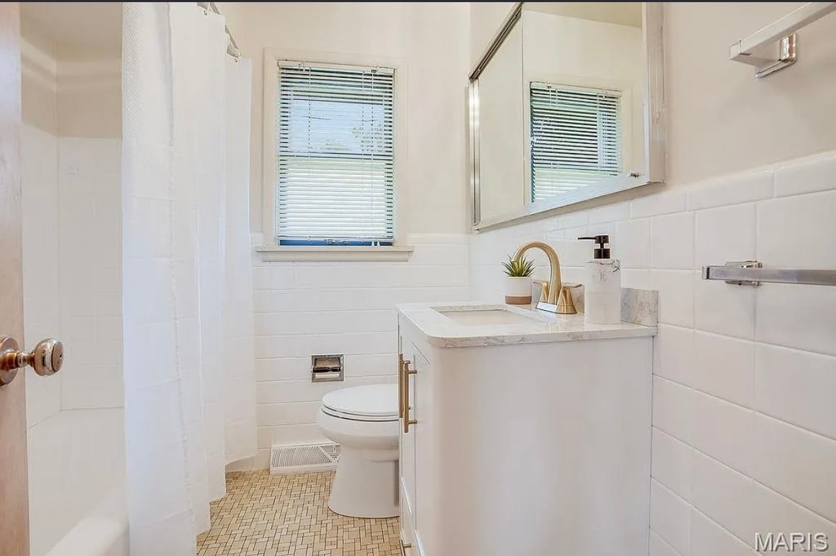 Main floor bathroom - 609 Grandview Dr