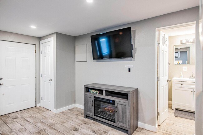 Building Photo - 704 Pacific Ave SW